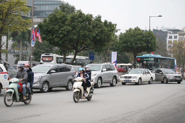 Sáng ngày 27/2, tại đường Đỗ Đức Dục, hàng chục xe ô tô vào bên trong khách sạn phải xếp hàng dài.