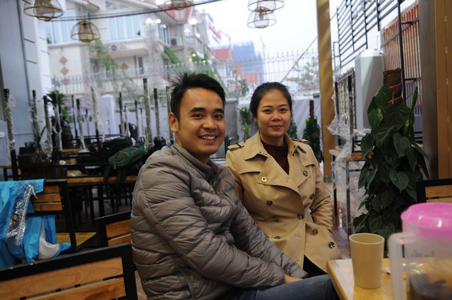 Vợ chồng chủ một nhà hàng trên đường Đỗ Đức Dục, đối diện với khách sạn JW Marriot. Ảnh: Hoàng Chí Hùng