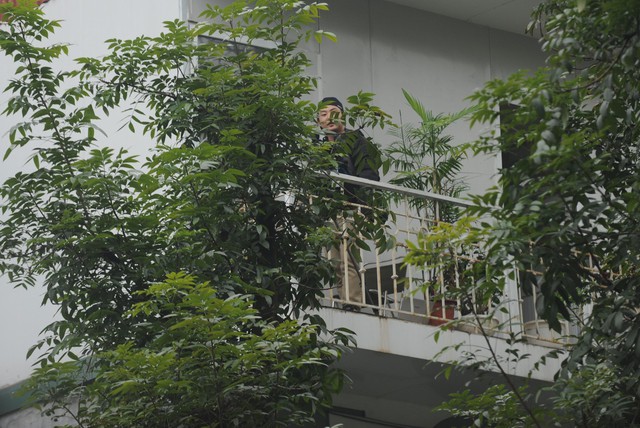 Một phóng viên nước ngoài đã nhanh nhạy tìm cho mình vị trí ở trên tầng để tác nghiệp thuận tiện mà quên mất quy định về an ninh. Ảnh: Hoàng Chí Hùng