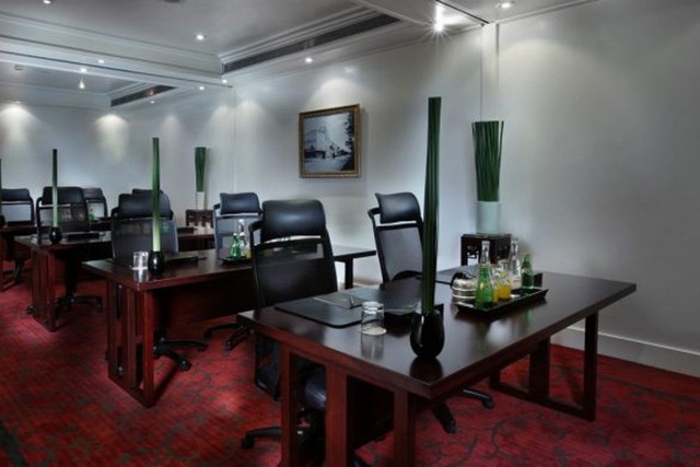 Trong khi đó, phòng Đông Đô có diện tích 48 m2, với nhiều chức năng phù hợp cho những cuộc họp nội bộ cũng như những buổi họp hội đồng quản trị, phỏng vấn hay phòng chờ cho khách VIP.