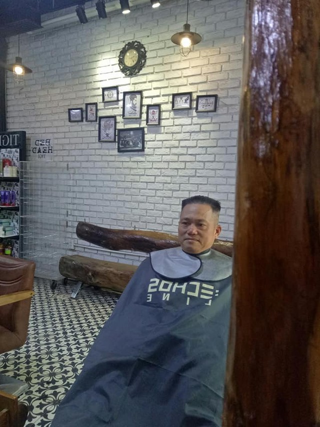 
Mọi khách hàng chọn kiểu tóc ngài Kim Jong -Un sẽ được chủ tiệm miễn phí toàn bộ tiền công cắt

