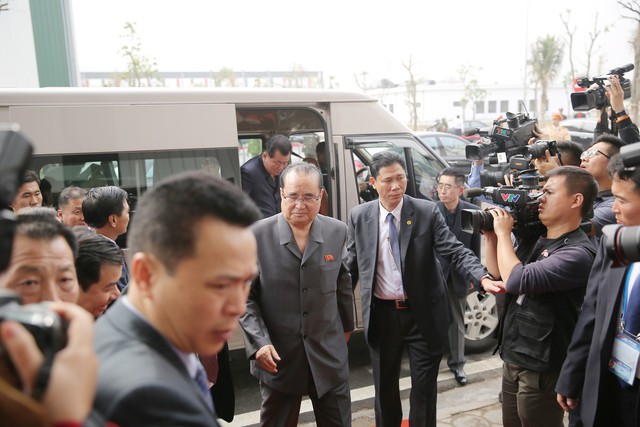 
Ông Ri Su Yong- Ủy viên Bộ Chính trị, Phó Chủ tịch Ban chấp hành Đảng Lao động Triều Tiên, Trưởng ban Ban quốc tế (phụ trách đối ngoại) dẫn đoàn thăm và làm việc với Hải Phòng
