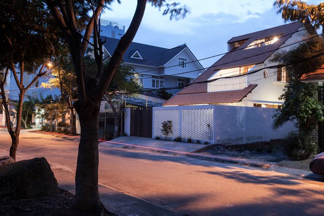 Ngôi nhà nằm tại Phước Kiển, Nhà Bè, TP HCM, là nơi ở của một gia đình ba thế hệ, được xây một trệt, lửng và gác mái, có tổng diện tích sàn 250m2.