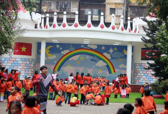 Trong những ngày qua, học sinh và giáo viên trường mầm non chất lượng cao Việt Triều Hữu Nghị đã chuẩn bị các tiết mục văn nghệ cũng như những bước để đón tiếp đoàn lãnh đạo cấp cao Triều Tiên đến thăm.