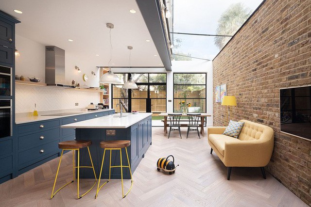
Nhà bếp và không gian ăn uống mới hiện đại lại tương phản với phần tường gạch và tủ màu xanh lam trầm.
