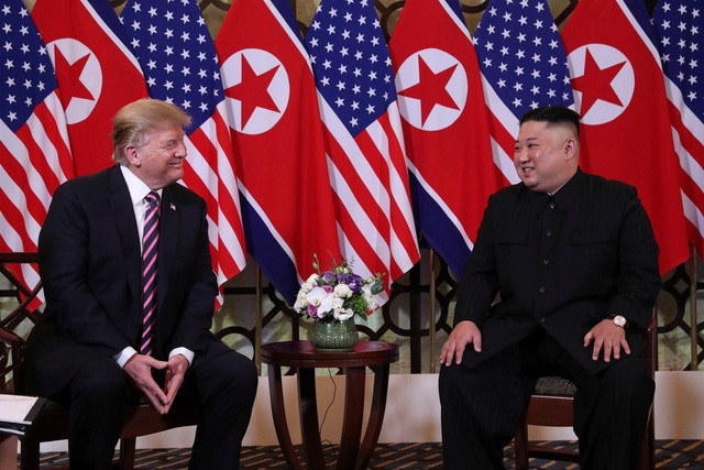 Chủ tịch Kim Jong Un và Tổng thống Trump cho thấy sự thoải mái trong ngày đầu tiên gặp nhau ở Hà Nội. Ảnh: Reuters