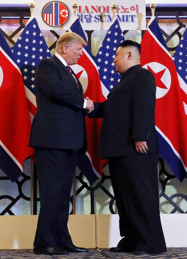 Hai nhà lãnh đạo Mỹ - Triều bắt tay dưới dòng chữ Hanoi Summit - Ảnh: Reuters