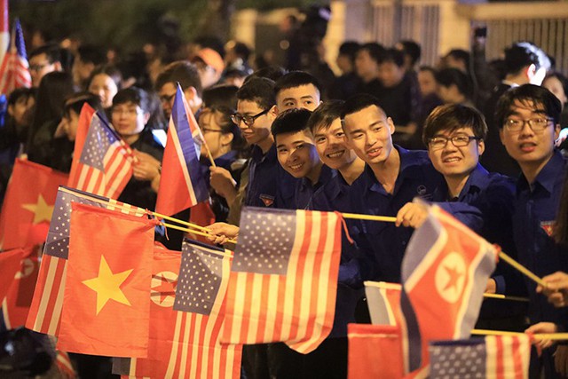 Người dân chen kín hai bên đường ở Hà Nội chào mừng Tổng thống Trump. Ảnh: Hữu Khoa