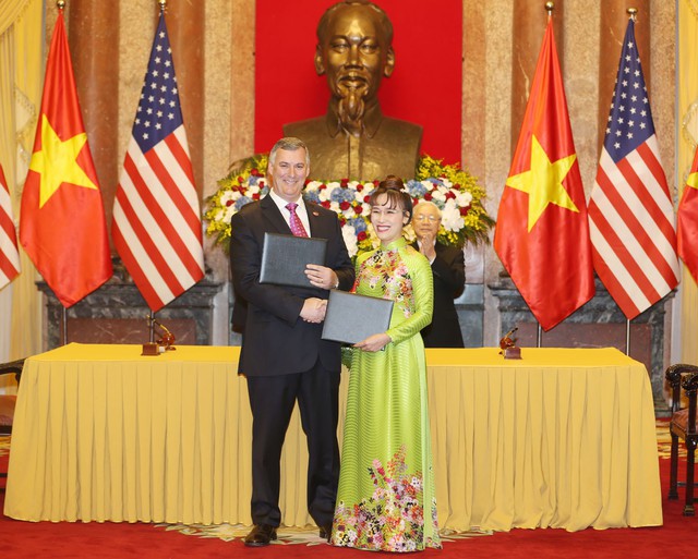 
Tổng giá trị các hợp đồng được ký kết dịp này giữa Vietjet và các tập đoàn doanh nghiệp Hoa kỳ lên tới 18 tỷ đô la Mỹ.
