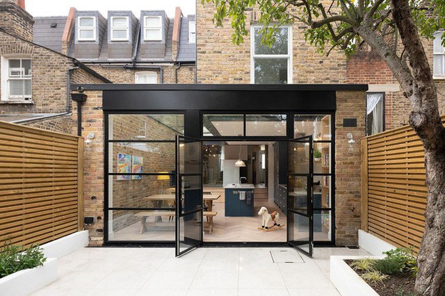 
Ngôi nhà nhỏ ở London với phần mở rộng sử dụng 3 chất liệu kính, gỗ và théo ở phía sau.
