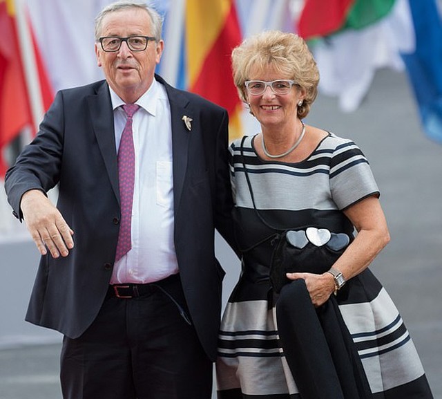 Ông Juncker và vợ tại Hamburg, Đức năm 2017. Ảnh: Rex.
