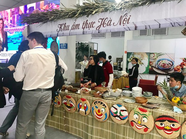 
Hội nghị thượng đỉnh Mỹ - Triều là cơ hội để nhiều món ăn Hà Nội nói riêng và Việt Nam nói chung được nhiều phóng viên quốc tế biết tới. Ngoài ẩm thực, các nhà báo còn được tham quan, du lịch miễn phí các danh thắng trong thời gian công tác ở Việt Nam.
