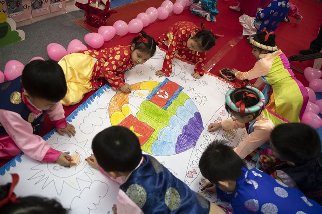 Các em nhỏ tại trường mẫu giáo mặc hanbok khi cùng nhau làm đồ trang trí cho lớp học. (Ảnh: Korea Times)