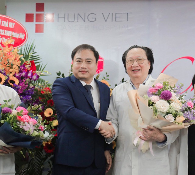 B&aacute;c sĩ Vũ Ho&agrave;ng Nguy&ecirc;n- Chủ tịch HĐQT tri &acirc;n đến TS.BS Ng&ocirc; Xu&acirc;n Sinh- cố vấn chuy&ecirc;n m&ocirc;n của bệnh viện