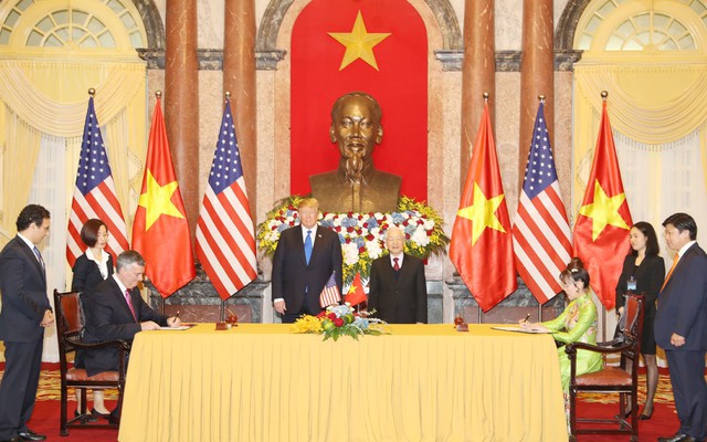 
Hai bên ký kết dưới sự chứng kiến của Tống thống Trump và Tổng Bí thư, Chủ tịch nước Nguyễn Phú Trọng.
