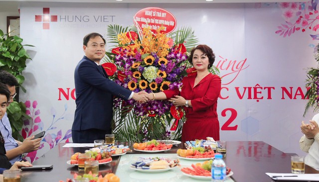 Nghệ sĩ Đinh Tr&agrave; My trong vai tr&ograve; Trưởng ph&ograve;ng Đối ngoại của bệnh viện, đ&atilde; tặng hoa v&agrave; ch&uacute;c mừng đến l&atilde;nh đạo bệnh viện v&agrave; c&aacute;c b&aacute;c sĩ, CBNV