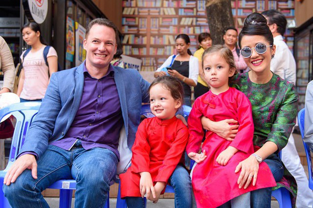 Chồng cũ Hồng Nhung chu cấp cho hai con mỗi th&aacute;ng 105 triệu.