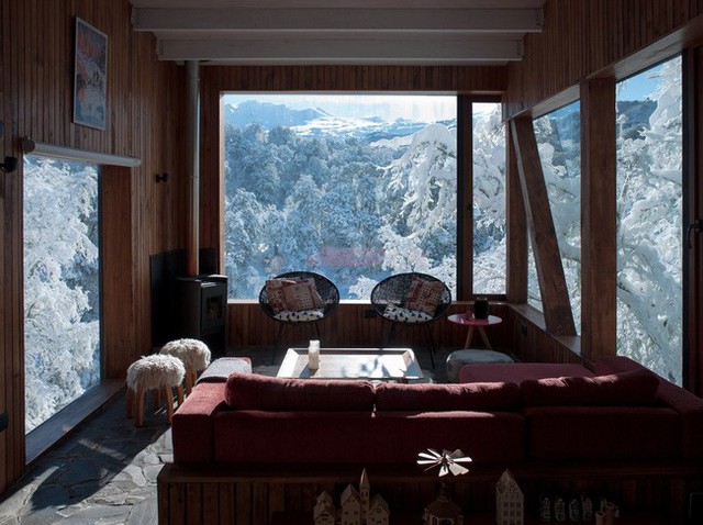 
Một bếp lò đốt củi nhỏ tại một góc phòng khách với tầm nhìn thẳng ra những ngọn núi lửa phủ tuyết.
