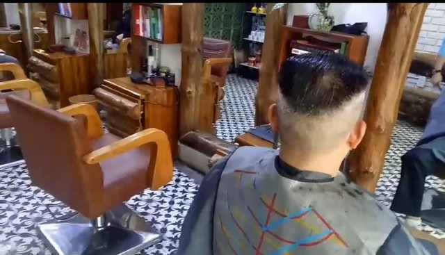 
Kiểu tóc sau khi hoàn chỉnh khá giống tóc ngài Kim Jong-Un làm khách hài lòng
