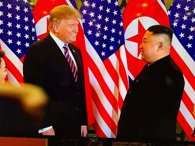 
Nhà lãnh đạo Kim Jong-un và Tổng thống Donald Trump trong cuộc gặp thượng đỉnh lần thứ hai tại Hà Nội. Ảnh: CNN
