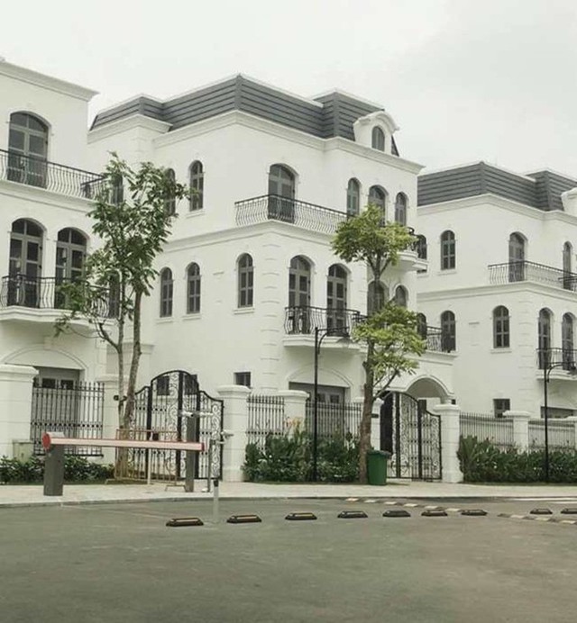 Ngoài căn nhà ở Hàng Khay, căn hộ chung cư cao cấp, Tuấn Hưng và vợ còn mới mua thêm một căn biệt thự sang trọng. Giá trị của nó lên tới hàng chục tỷ đồng.