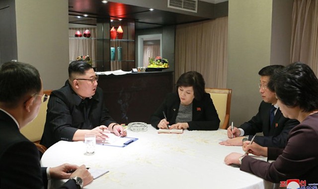 Chủ tịch Triều Tiên Kim Jong-un họp với các phụ tá ở khách sạn Melia, Hà Nội, chiều 26/2. Ảnh: KCNA.