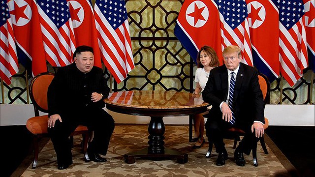 Sáng nay 28/2, Tổng thống Mỹ Donald Trump và Chủ tịch Triều Tiên Kim Jong-un đã gặp nhau tại Khách sạn Metropole Hà Nội, họ cùng ngồi để gặp gỡ báo chí trước khi bước vào cuộc đàm phán thượng đỉnh chính thức lần 2. Đây là sự kiện được cả thế giới mong đợi với hy vọng hội nghị sẽ mở ra một chương mới trong quan hệ giữa hai nước nói riêng và hòa bình-thịnh vượng trên Bán đảo Triều Tiên nói chung.