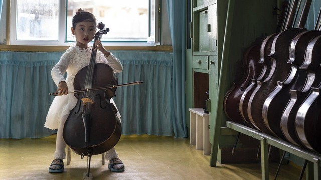Một bé gái chơi đàn cello tại trường mầm non Chongnam, Chongjin, tỉnh Bắc Hamgyong.
