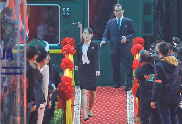 Kim Yo-jong - em gái Kim Jong-un - cẩn thận kiểm tra trước khi anh trai xuống tàu ở ga Đồng Đăng sáng 26/2. Ảnh: Hữu Khoa.