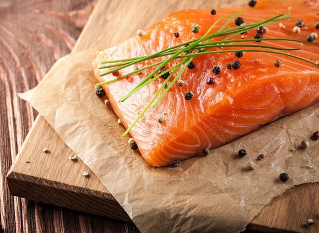 Ăn nhiều cá: Theo Mens Health, cá là thực phẩm giàu axit béo omega-3 và protein, đóng vai trò lớn trong việc sản xuất và làm tăng số lượng tinh trùng. Các nhà nghiên cứu Đại học Harvard phát hiện những người ăn nhiều cá, đặc biệt là cá hồi và cá ngừ có nồng độ tinh trùng lớn hơn 65% so với những người ăn rất ít. Mặt khác, nam giới ăn nhiều thịt đỏ và thịt chế biến có số lượng tinh trùng thấp hơn đáng kể. Ảnh: Eatthis.