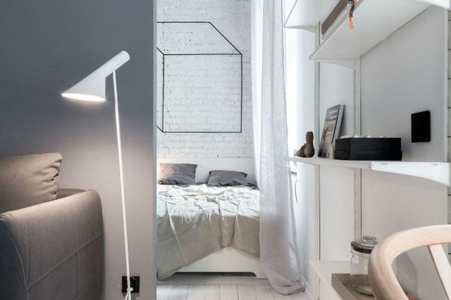 
Phòng ngủ màu trắng với chăn và gối xám màu rất tương đồng với nhau.
