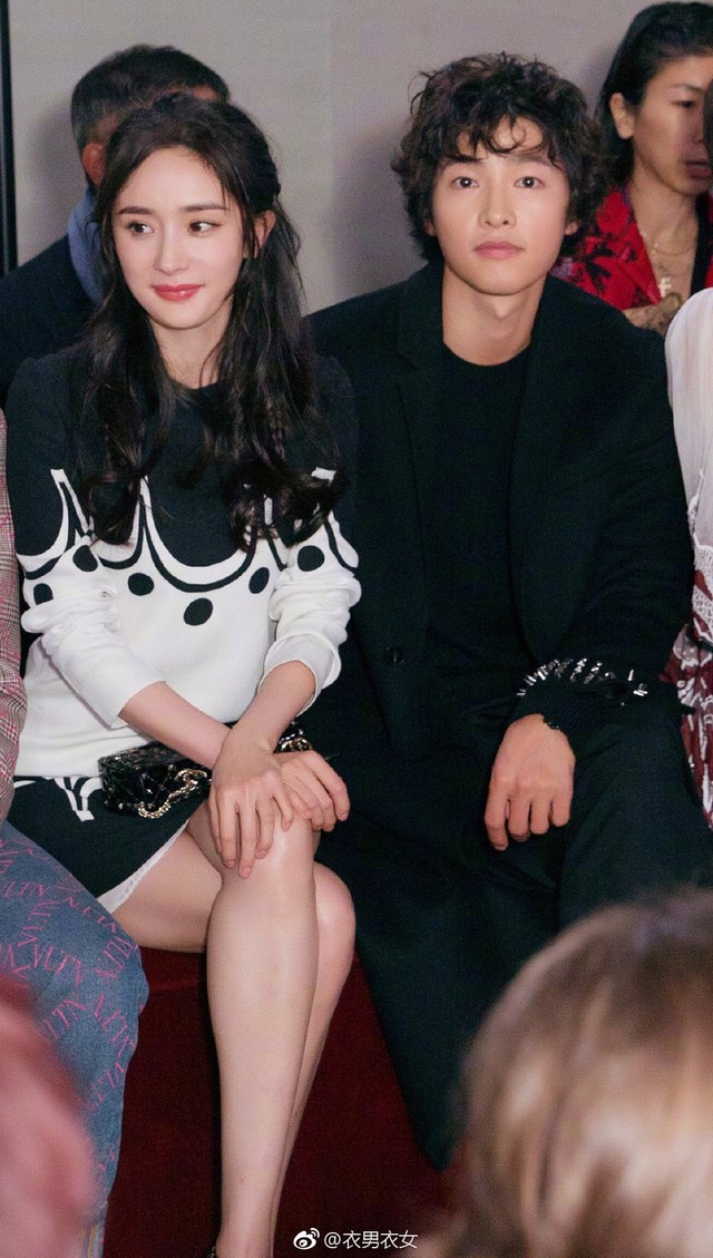 Song Joong Ki để mái tóc xoăn dài đi dự sự kiện vào hồi tháng 11/2018