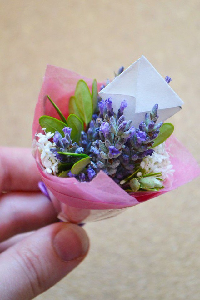 
Biến các loại hoa và tán lá nhỏ hơn thành những bó hoa nhỏ cũng tạo nên góc nhỏ mùa xuân không kém phần xôn xao.
