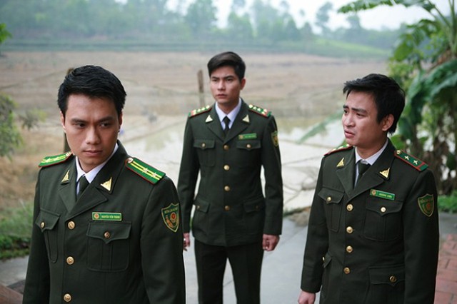 Diễn viên Kiên Trung (ngoài cùng bên phải) trong phim Khi đàn chim trở về.