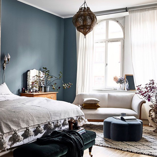 
Không gian phòng ngủ chủ yếu được sử dụng màu pastel trung tính, đẹp nhẹ nhàng và bình yên. Tuy vậy, không gian vẫn trở thành niềm thương nhớ của mọi người khi về nhà nhờ điểm nhấn bởi ghế đặt cuối giường và bàn trà nhỏ xinh màu tím than và xanh lục.
