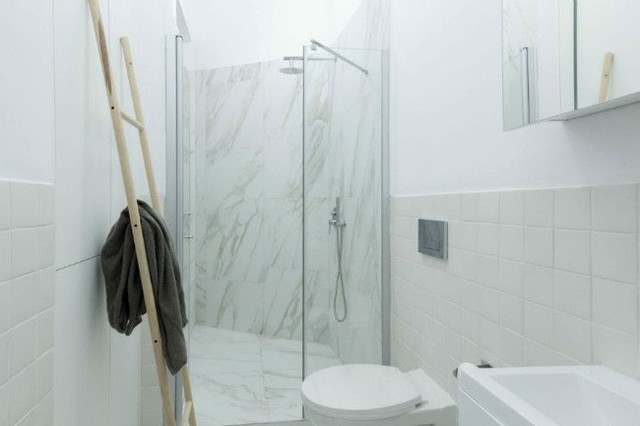 
Nhà tắm ngăn bằng vách kính trong suốt.
