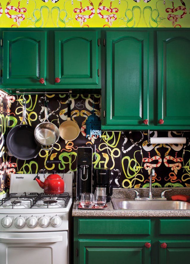 
Góc bếp như tươi mới và cuốn hút hơn với những mảng màu sắc đặc biệt từ họa tiết rắn trên tường. Màu xanh đậm của tủ được kết hợp hài hòa với các vật dụng khác cho không gian chuẩn bị đồ ăn cho cả nhà thêm đẹp mắt và độc đáo.
