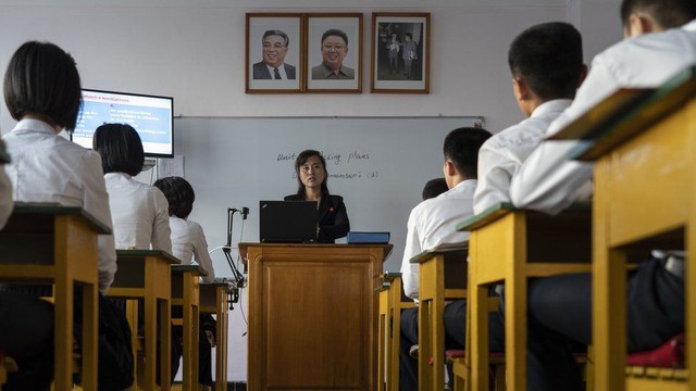 Một lớp học tiếng Anh tại trường Ngoại ngữ Chongjin ở Chongjin.