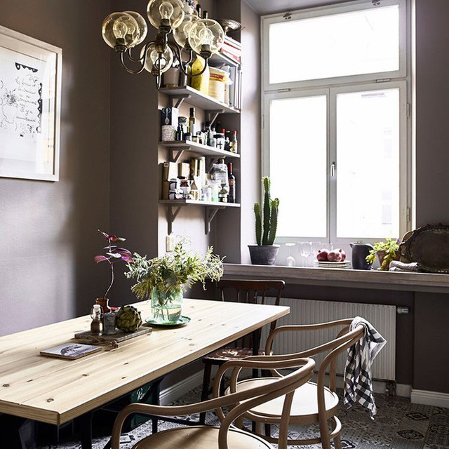 
Nhà bếp được sơn màu xám với gạch họa tiết trên sàn tạo vẻ đẹp nổi bật. Bộ bàn ghế gỗ giữ gam màu tự nhiên giúp không gian ăn uống hàng ngày ấm cúng và gần gũi.
