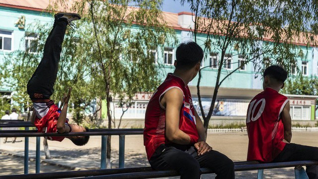 Các nam sinh rèn luyện sức khỏe tại sân một trường học ở Hoeryong.