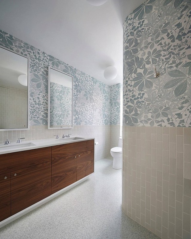 
6. Sự kết hợp nhiều hơn những mẫu hình nền và hoa văn trong phòng tắm sẽ làm sinh động hơn phòng tắm nhà bạn.
