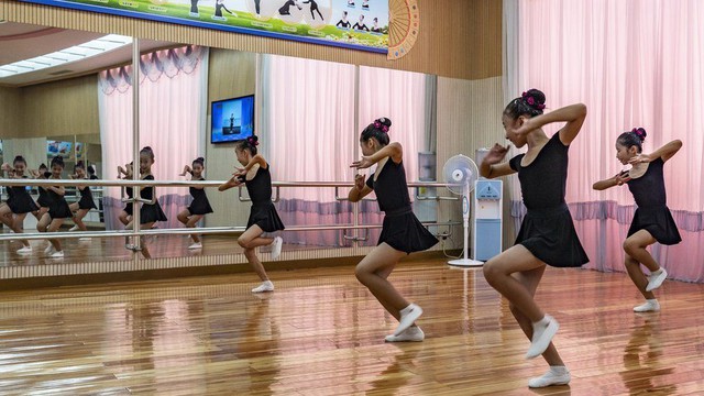 Một lớp học múa tại trường học Mangyongdae ở Bình Nhưỡng.