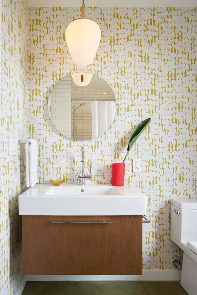 
8. Một số màu sắc hiện đại mà bạn có thể kết hợp trong phòng tắm qua hình nền để giúp không gian nổi bật hơn. Không quá lòe loẹt và diêm dúa nhưng sắc vàng kết hợp với trắng này vẫn làm xiêu lòng nhiều người đấy.
