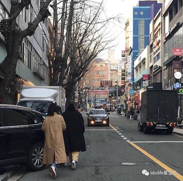 Tháng 3/2018, Song Joong Ki tranh thủ đến Busan thăm vợ, hẹn hò với cô khi Song Hye Kyo có lịch trình tại đây