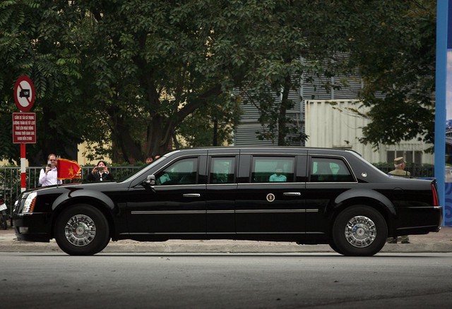 
Chiếc xe quái thú hộ tống Tổng thống Mỹ trên đường ra sân bay.
