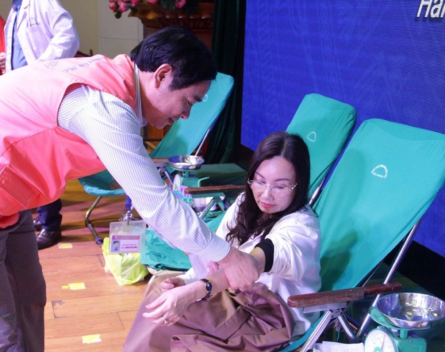 
TS Phạm Thu Xanh hào hứng tham gia hiến máu đầu tiên
