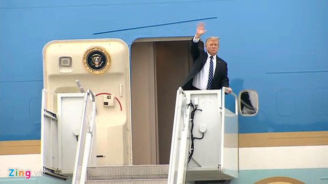 Sau chừng 25 phút di chuyển, Tổng thống Mỹ đã tới sân bay Nội Bài, ông nhanh chóng lên chiếc Air Force One. Máy bay cất cánh rời Nội Bài vào khoảng 15h45 ngày 28/2
