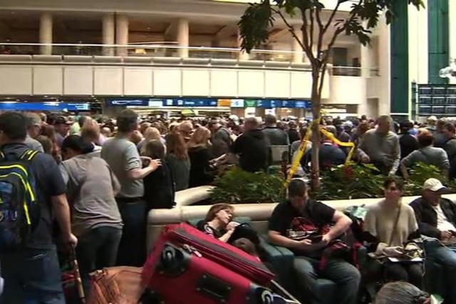 Sân bay náo loạn vì nhân viên nhảy lầu tự tử. Ảnh: CNN