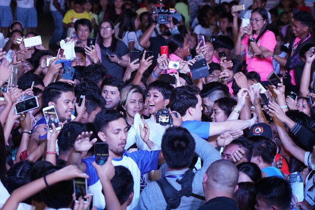 Kết thúc sự kiện, nhiều cơ quan truyền thông và khán giả vây quanh chụp ảnh HHen. Dù khá chật vật di chuyển, người đẹp luôn thân thiện nở nụ cười và hạnh phúc trước tình cảm khán giả Philippines.