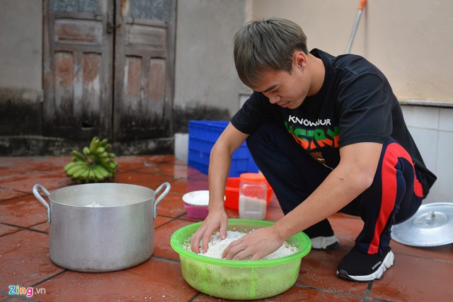 Xa nhà theo nghiệp quần đùi áo số từ năm 10 tuổi nên Văn Toàn tự nhận mình không giỏi trong chuyện nấu nướng. Tuy vậy, cầu thủ gốc Hải Dương vẫn có thể giúp mẹ những việc đơn giản.